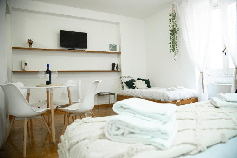 Ambiente principale dello studio con letto e tavolo